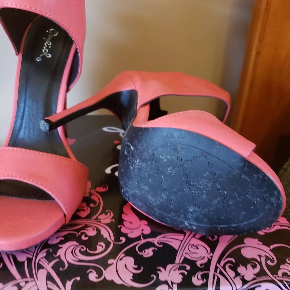 Quipid 7.5 heels - Picture 2 of 2